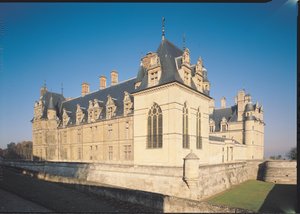 Hauptfassade und Südfassade von French School