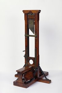 Reduziertes Modell einer Guillotine (Holz & Metall)