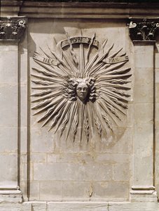 Relief der Sonne von der Fassade