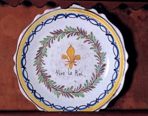 Revolutionäre Platte mit monarchistischem Motiv (Lilie) und der Inschrift „Es lebe der König“
