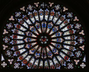Rosettenfenster, das Christus umgeben von den zwölf Aposteln und Evangelistensymbolen darstellt von French School