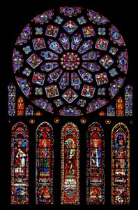 Rosettenfenster, das Könige und Propheten um die Jungfrau Maria und das Jesuskind darstellt