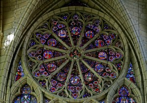 Rosettenfenster, das Szenen aus der Kindheit Christi darstellt