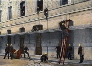 Sappeurs Pompiers de Paris. Die Leiter hinter den Kulissen. Das Manövrieren der Leiter hinter den Kulissen ist das einfachste von French School