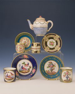 Auswahl an Teekannen, Tellern und Tassen, ca. 1770
