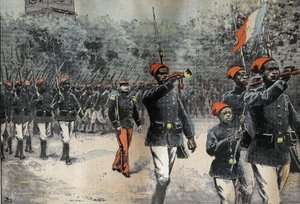 Senegalesische Tirailleurs kehren von der afrikanischen Erkundungsmission von Kommandant Jean-Baptiste Marchand (1863-1934) zurück, kommandiert von Hauptmann Mangin (1873-1908), Vorbereitung auf die Parade am 14. Juli