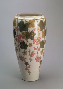 Sevres Vase, mit Überglasurdekor von French School