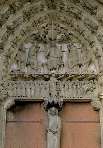 Südportal-Tympanon, das Christus auf dem Thron mit einer Beau-Christ-Figur auf dem Trumeau darunter darstellt, 12. Jahrhundert von French School