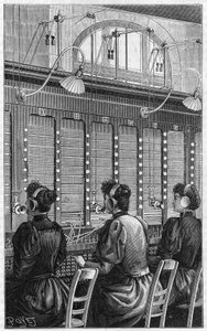 Telefonzentrale (central téléphonique - standard téléphonique) der Rue Gutenberg in Paris im Jahr 1895. Mehrfachtischabschnitt mit 240 Teilnehmern, die von 3 Telefonistinnen bedient werden.