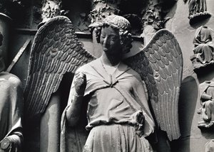 Der Engel mit einem Lächeln, Jambenfigur vom Westportal