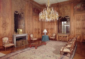 Die Große Lounge mit Holzarbeiten, die Verbeck zugeschrieben werden, und Möbeln aus der Louis XV-Periode, signiert von D. Delant und F. Folliot, 1730-36