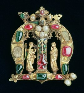 Das Hylle-Juwel, in Form eines gekrönten lombardischen Initials M mit Verkündigungsfiguren, spätes 14. Jahrhundert von French School