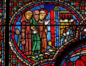 Das St. Lubin Fenster: Er kommt mit zwei Mönchen in einer Kirche an von French School