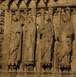 Die Heimsuchung, vier Jambenfiguren von der Westfassade der Kathedrale, ca. 1230-40 (Kalkstein) von French School
