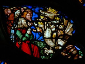 Das Westrosenfenster zeigt eine Szene aus dem Buch der Offenbarung: Anbetung des Drachen (13:4).