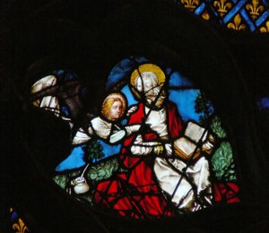 Das westliche Rosenfenster zeigt eine Szene aus dem Buch der Offenbarung: Öffnung des ersten Siegels, mit dem Engel des Matthäus (6:1).