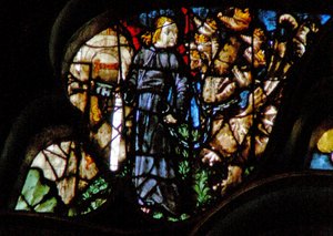 Das Westrosenfenster zeigt eine Szene aus dem Buch der Offenbarung: Engel mit dem Schlüssel des Abgrunds bindet den Drachen Satan für tausend Jahre (20:1). von French School