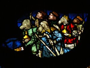 Das Westrosenfenster zeigt eine Szene aus dem Buch der Offenbarung: Älteste, mit Harfen und Phialen von Parfüm, werfen sich nieder (5:8-10).