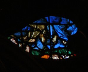 Das westliche Rosenfenster zeigt eine Szene aus dem Buch der Offenbarung: Auferstehung der Zeugen und ihr Aufstieg (in die blauen Wolken), während die Zuschauer erstaunt sind (11:11-13).