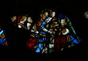 Das westliche Rosenfenster zeigt eine Szene aus dem Buch der Offenbarung: sieben Engel vor Gott, die sieben Trompeten erhalten (8:2).
