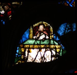 Das westliche Rosenfenster zeigt eine Szene aus dem Buch der Offenbarung: Seelen der Märtyrer unter dem Altar Christi (6:9-10).