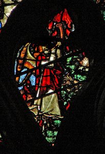 Das westliche Rosenfenster zeigt eine Szene aus dem Buch der Offenbarung: Ertönen der ersten Trompete. Hagel und Feuer fallen herab (8:6-7). von French School