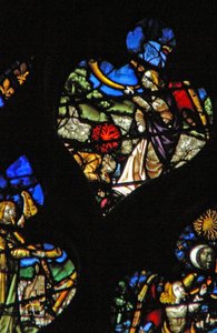 Das westliche Rosenfenster zeigt eine Szene aus dem Buch der Offenbarung: dritte Trompete; der Stern Wermut fällt auf die Gewässer (8:10-11).