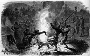 Turcos (algerische Schützen) der französischen Armee tanzen um ein Lagerfeuer, in das sie Pulver werfen. Italien, Zeit des Risorgimento von French School