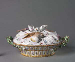 Terrine in Form eines Korbes mit Wild, Hersteller Sceaux-Fabrik, ca. 1755 (zinnverglaste Irdenware (Faience) mit Emailldekoration) von French School