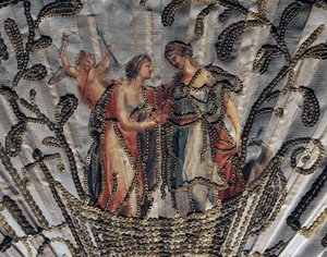 Venus und Juno, Detail des Seidenblattes eines Fächers, Stickerei und Pailletten, silberdamaszierter durchbrochener Knochenschutzstab