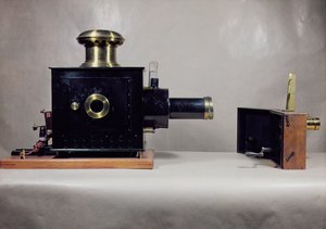 Ansicht eines der ersten Kinoprojektoren, hergestellt von August und Louis Lumiere