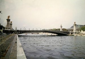 Ansicht der Pont Alexandre III, gebaut von den Ingenieuren Louis-Jean Resal (1854-1920) und Amedee Alby (1862-1942) für die Weltausstellung 1900, 1897-1900 von French School