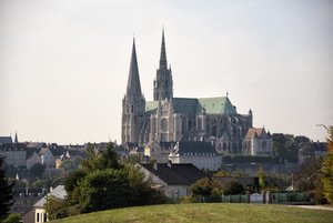 Ansicht der Kathedrale von Chartres mit der Stadt von French School