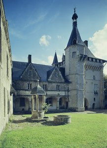 Ansicht des Hofes mit dem Hauptgebäude und einem Brunnen, gebaut 1520