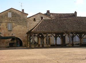 Ansicht des überdachten Marktes im Dorf von French School