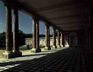 Blick auf die Terrasse am rechten Flügel des Grand Trianon, ca. 1725