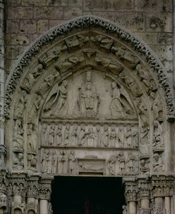 Ansicht des Tympanons, das die Madonna und das Kind auf dem Thron darstellt, Südportal des Königlichen Portals, ca. 1145-50 von French School