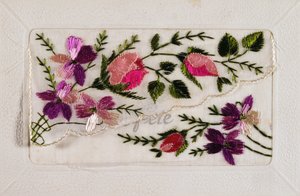 Vintage französische Postkarte mit Blumendekorationen von French School