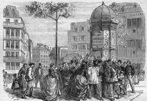 Blick auf den Boulevard Pigalle in Paris, wo sich die Menge um einen Zeitungskiosk drängt, als „La Petite Presse“ zum Verkauf angeboten wird von French School