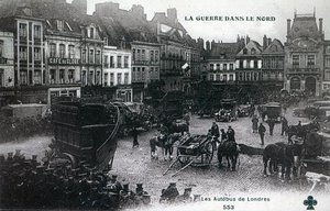 Krieg im Norden: Londoner Busse der Britischen Expeditionsstreitkräfte auf dem Hauptplatz von Bethune im Jahr 1915 von French School