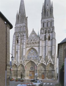 Westfassade der Kathedrale von Bayeux