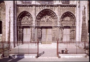 Westfassade mit den drei Türen des Königlichen Portals, darstellend (von links nach rechts) die Himmelfahrt, Christus in Majestät mit den Symbolen der Evangelisten und die Madonna mit Kind auf dem Thron, ca. 114 von French School