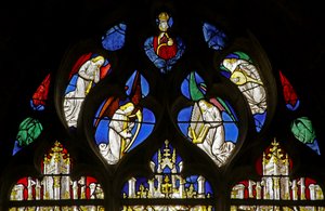 Fenster, das Engelmusiker mit Schalmei, Harfe, Orgel und Laute darstellt