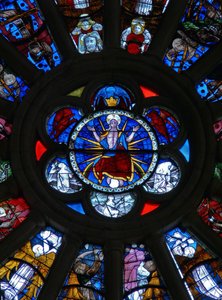 Fenster, das Christus mit drei Engeln und drei Seelen darstellt