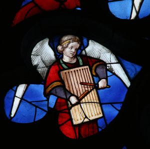 Fenster mit einem musizierenden Engel