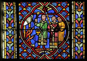 Fenster, das eine Szene aus dem Leben des Heiligen Artheme darstellt: Ein Feuer in der Stadt Clermont erfordert die Bewegung der Reliquien der Heiligen. Eine Prozession trägt das Reliquiar und kommt am Feuer an