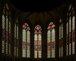 Fenster, das einen Blick auf die Ostkapelle darstellt: Die zentralen drei Fenster sind modern, aber die anderen stammen aus dem späten dreizehnten Jahrhundert