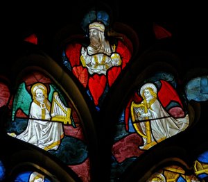 Fenster, das musizierende Engel und Gott darstellt von French School