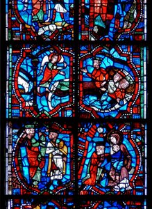 Fenster, das Szenen aus der Kindheit Christi darstellt, einschließlich der Warnung der Magier im Schlaf und der Magier mit der Jungfrau und dem Kind
