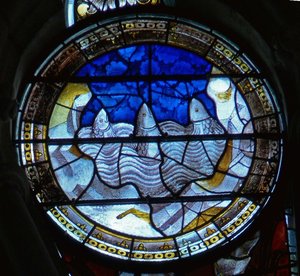 Fenster, das die schreienden Seeungeheuer darstellt